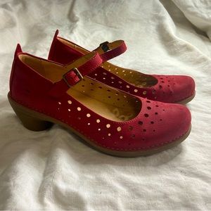 El Naturalista Mary Jane style nubuck leather shoes made in Spain. Red size 39